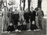 Francisco Escudero con varios de sus alumnos en los jardines de la Santa Casa de Misericordia de Bilbao